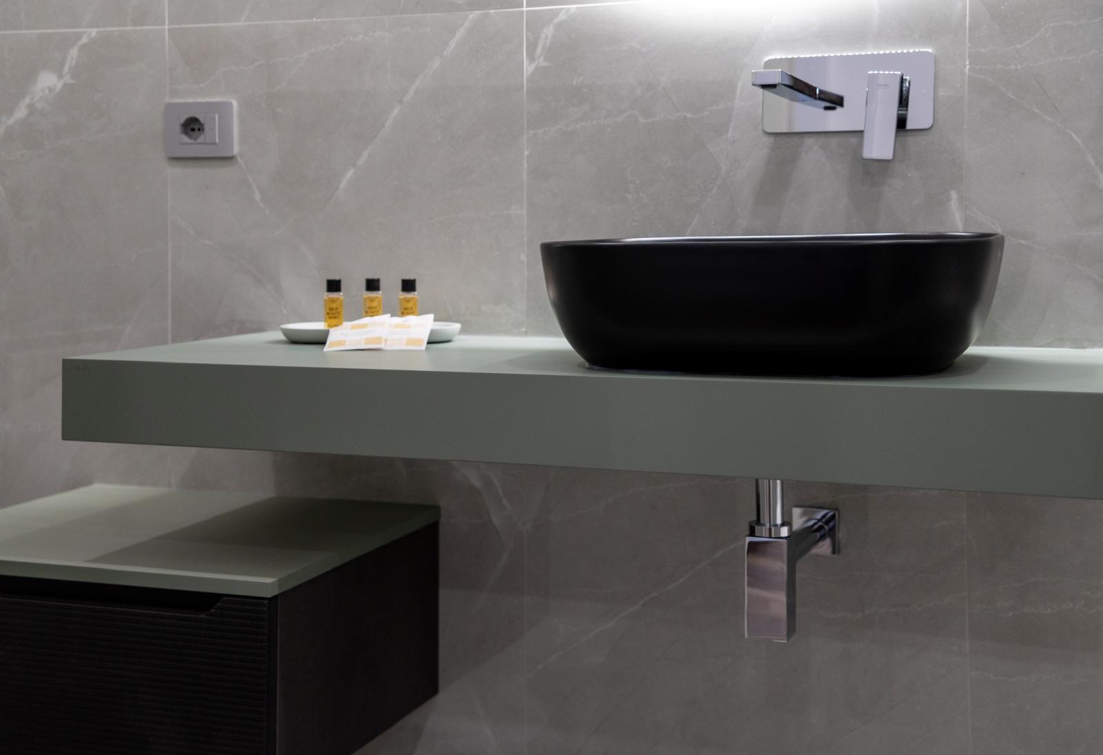 Lavabo nero su marmo